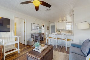 TV - Beautiful Soundfront Condo w/Free WiFi, Sound Views, AC, W/D, & Shared Pool (Fort Walton Beach)