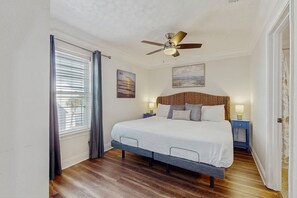 2 bedrooms, iron/ironing board, internet, bed sheets - Beautiful Soundfront Condo w/Free WiFi, Sound Views, AC, W/D, & Shared Pool (Fort Walton Beach)