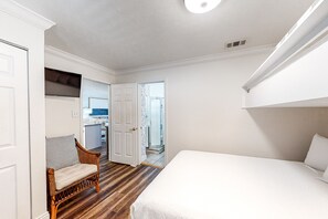 2 bedrooms, iron/ironing board, Internet, bed sheets