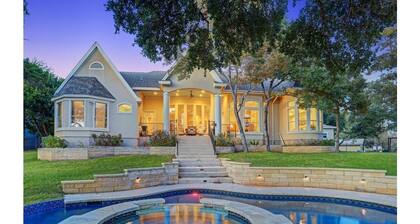 Lake Travis Luxury Estate, Private Heated Pool, Multiple Spas, Weddings Welcome!