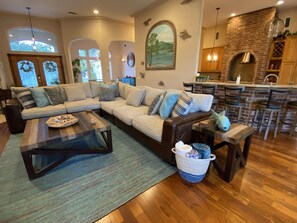 TV connectée, cheminée, lecteur de DVD, table de tennis de table