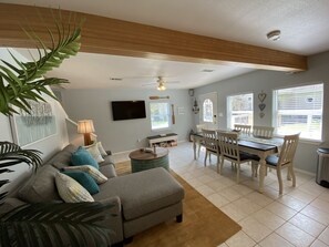 TV connectée, cheminée, lecteur de DVD, table de tennis de table