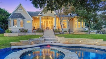 Utomhuspool och uppvÀrmd pool