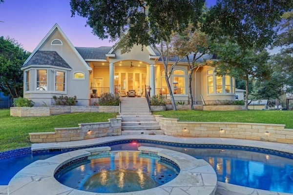 Utendørsbasseng og et oppvarmet basseng