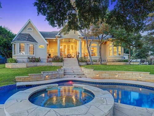 Lake Travis Luxury Estate, Private Heated Pool, Multiple Spas, Weddings Welcome!
