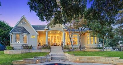 Lake Travis Luxury Estate, Private Heated Pool, Multiple Spas, Weddings Welcome!