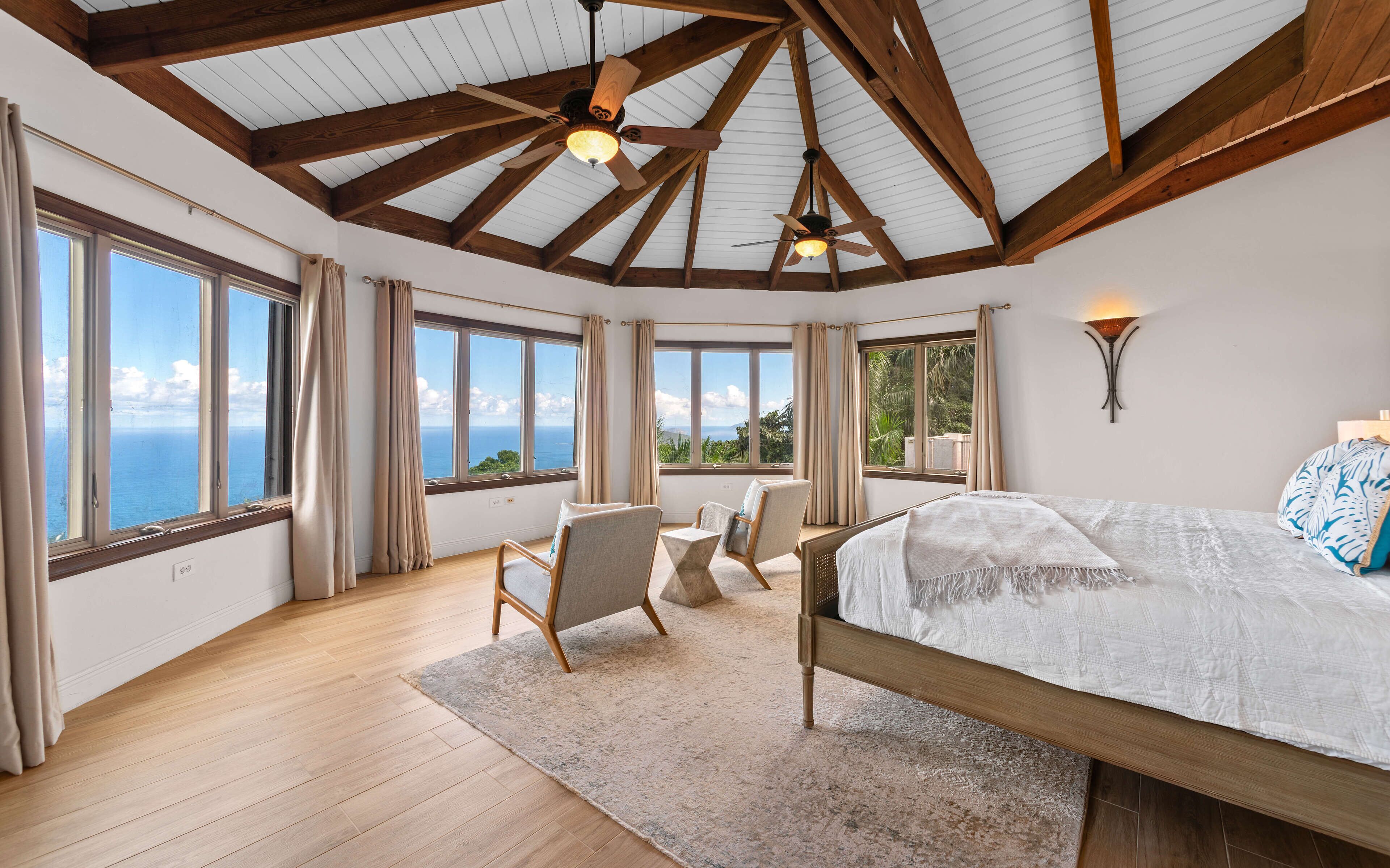 3 dormitorios, escritorio, tabla de planchar con plancha y cuna de viaje