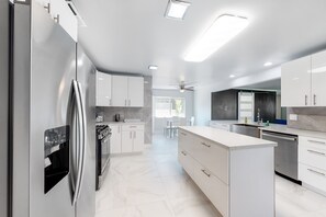 Kühlschrank, Mikrowelle, Ofen, Herdplatte