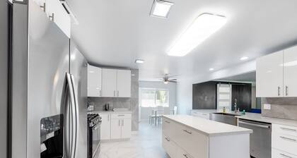 Entertain w/Amazing Mountain View, Private Pool/Spa, Putting Green - 2 Dogs OK