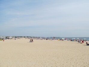 Beach nearby, sun-loungers, beach towels
