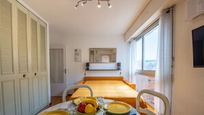 Dining - Nice apartment for 2 people with WIFI, A/C, TV, balcony and pets allowed (Cavalaire-sur-mer)