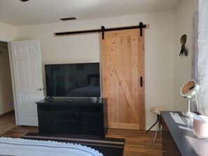 3 makuuhuonetta, silitysrauta/-lauta, ilmainen Wi-Fi, vuodevaatteet