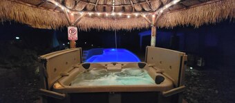 Minutes to Lake Havasu and Havasu Riviera Marina! Beautiful pool & spa home!