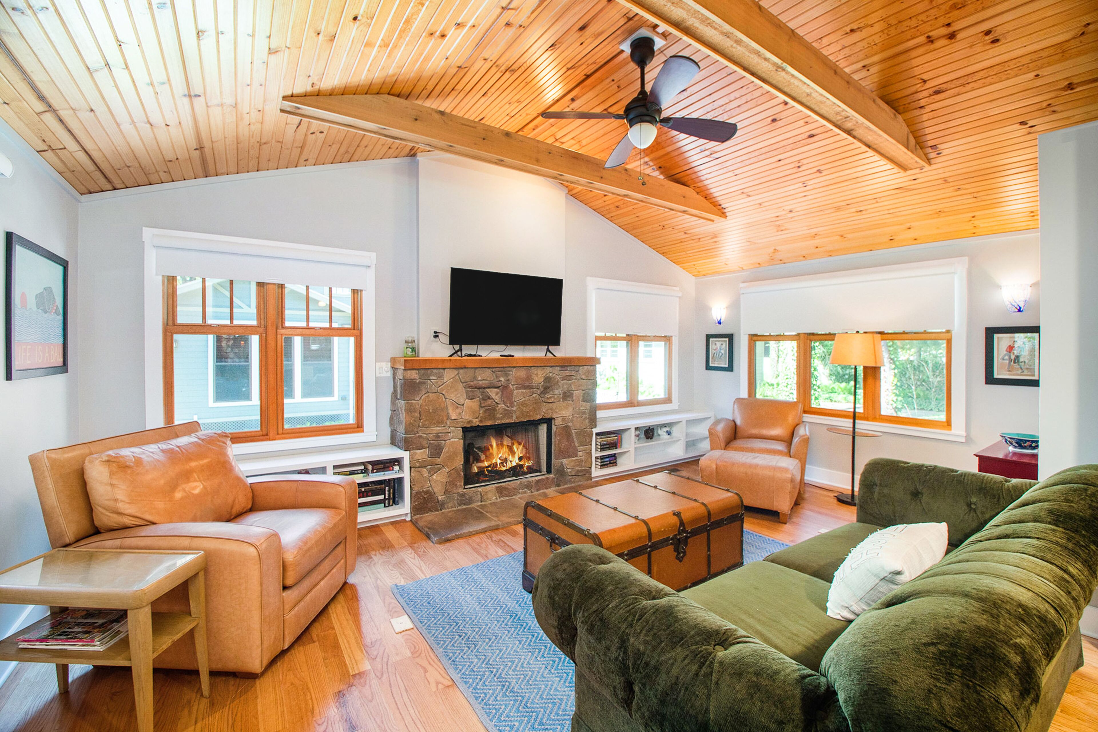 Televisión y chimenea 