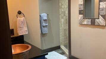 Ducha, toallas, papel higiénico