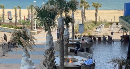 A Sea Glass Dream! Modern Decor 1.5 blocks to beach EZ Parking, Fast WiFi!