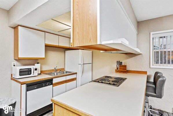 Fridge, microwave, oven, stovetop