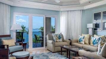 Suite Luxe, balcon, vue océan | Salle de séjour