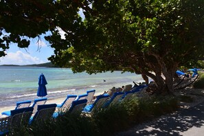 Private beach, white sand, beach cabanas, sun-loungers - Ritz Carlton Club 3br Residence (St. Thomas)