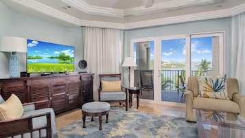 Suite de lujo, balcón, vista al océano | Área de sala de estar | Televisión LCD, Netflix, estación para iPod y servicios de streaming