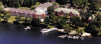 Charming guest house on 1.5 acre lake front property