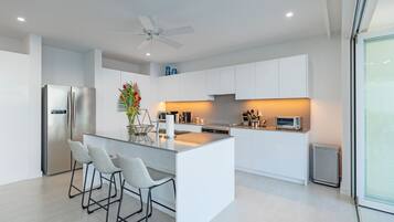 Réfrigérateur, micro-ondes, four, plaque de cuisson