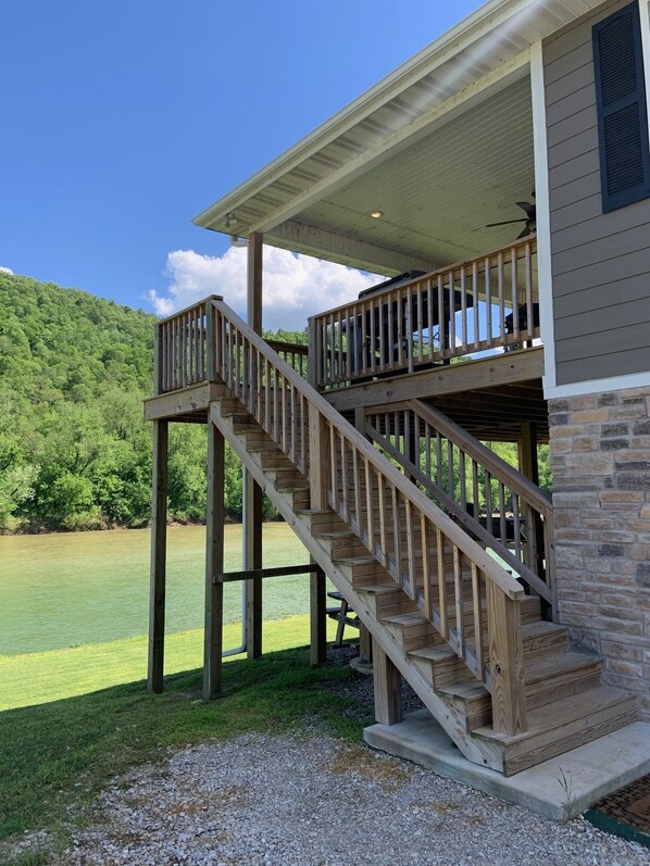 Property grounds - Private riverfront getaway with direct steps to fishing paradise. (Mountain Home)