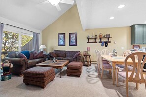 Una Smart TV, una chimenea, Netflix, servicios de streaming