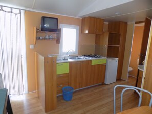 Kühlschrank, Mikrowelle, Herdplatte, Geschirrspüler