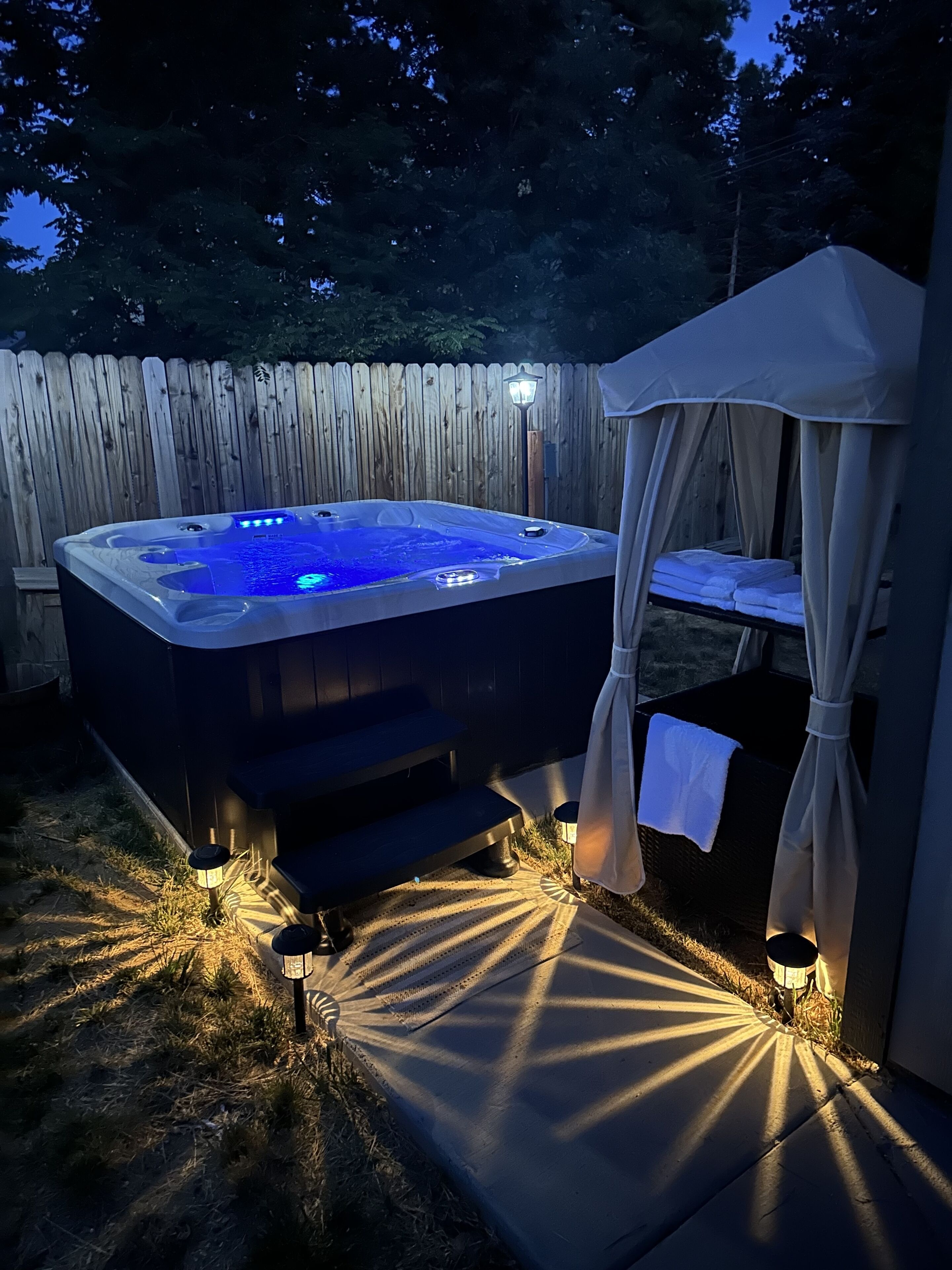 Outdoor spa tub