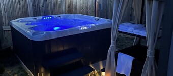 Cabin with Spa and Arcades 7 mins to Ski Resort