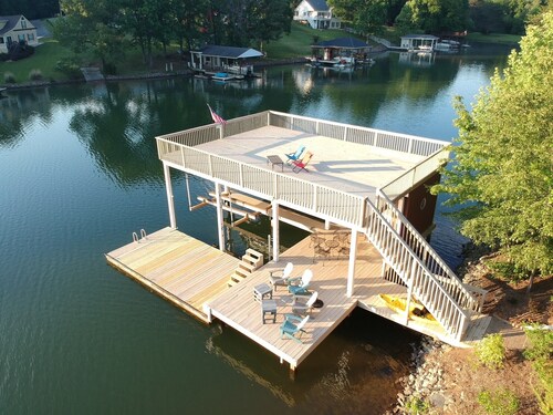 All Docked Out - Charming Waterfront Home, Spacious Dock 