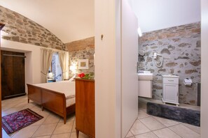 Dusche, Haartrockner, Bidet, Handtücher