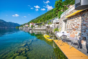 Ein Seehotel mit klarem Wasser, einer Anlegestelle und einem gelben Luftmatratzenboot.
