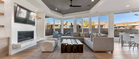 Casa, 4 habitaciones | Área de sala de estar | Smart TV y servicios de streaming