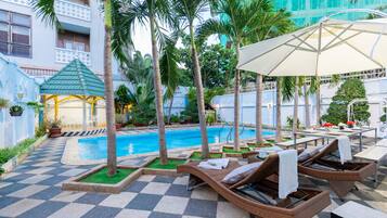 Hồ bơi ngoài trời