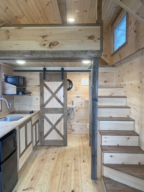 Fridge, microwave, stovetop, coffee/tea maker - Shady Haven - Tiny Home 1 (Bellevue)