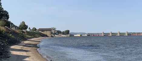 在海滩、沙滩椅