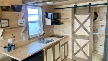 Frigorífico, microondas, placa de cocina y cafetera o tetera