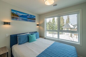 8 bedrooms, Egyptian cotton sheets, premium bedding, memory-foam beds - Three Townhouse Combo - Families and Large Groups (Canmore)