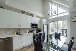 Maison en rangée luxueuse, baignoire à remous, vue sur la montagne | Cuisine privée | Four à micro-ondes, un four, lave-vaisselle, grille-pain