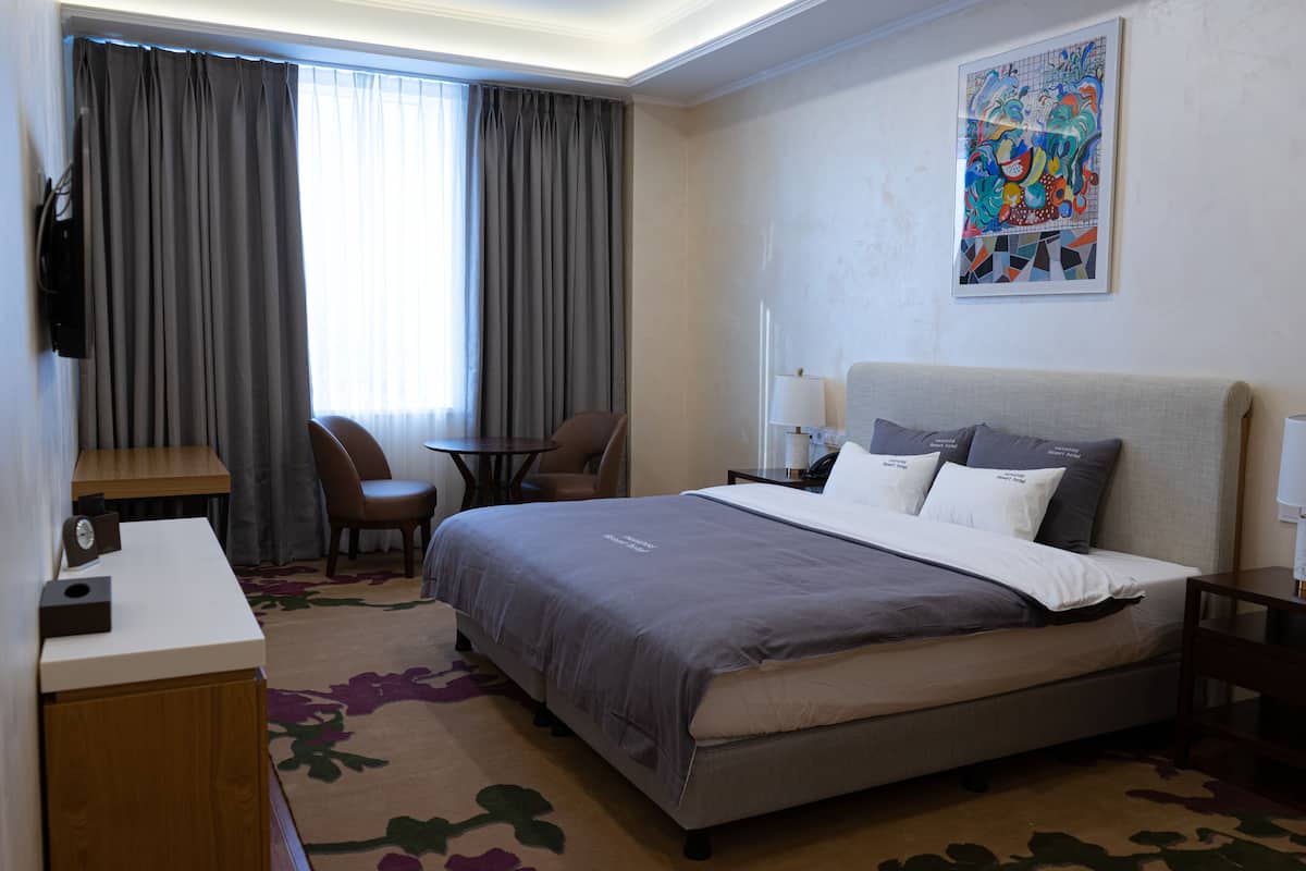Standard Room, 1 King Bed | Iron/ironing board, free WiFi