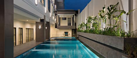 Piscine extérieure, chaises longues