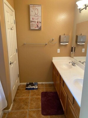 Combined shower/bathtub, hair dryer, towels, soap