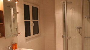 Apartment | Bilik Mandi | Pancuran mandi, tuala disediakan 