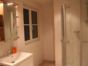 Apartment | Bathroom | Shower, towels