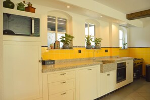 House | Private kitchen | High chair - Holiday Home in Haaren Near De Efteling (Haaren)