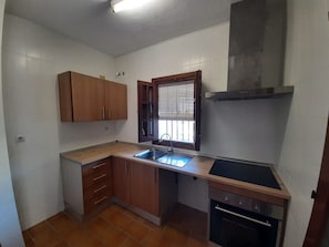 House | Dapur peribadi | Peti sejuk, ketuhar gelombang mikro, ketuhar 