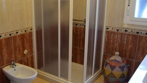 Ferienhaus | Badezimmer | Dusche, Handtücher