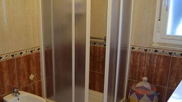 Casa | Baño | Regadera y toallas